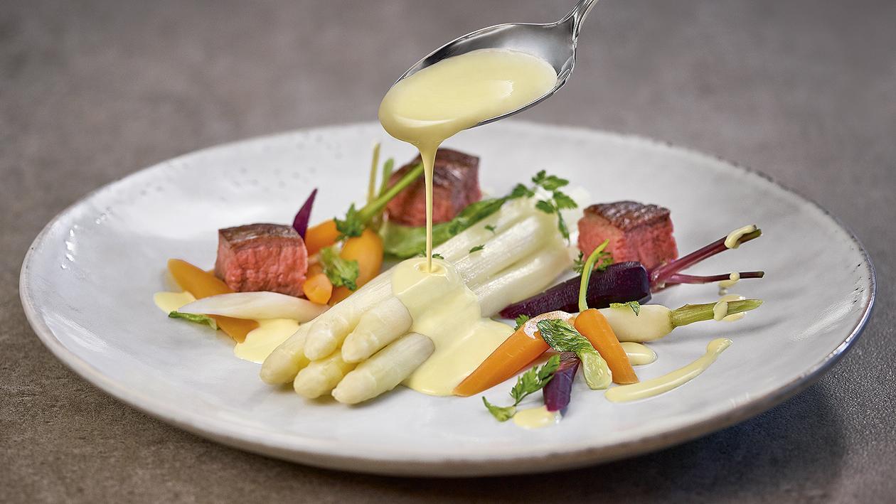 Spargel und Flanksteak mit Karotten und Frühlingslauch Spargel und Flanksteak mit Karotten und Frühlingslauch