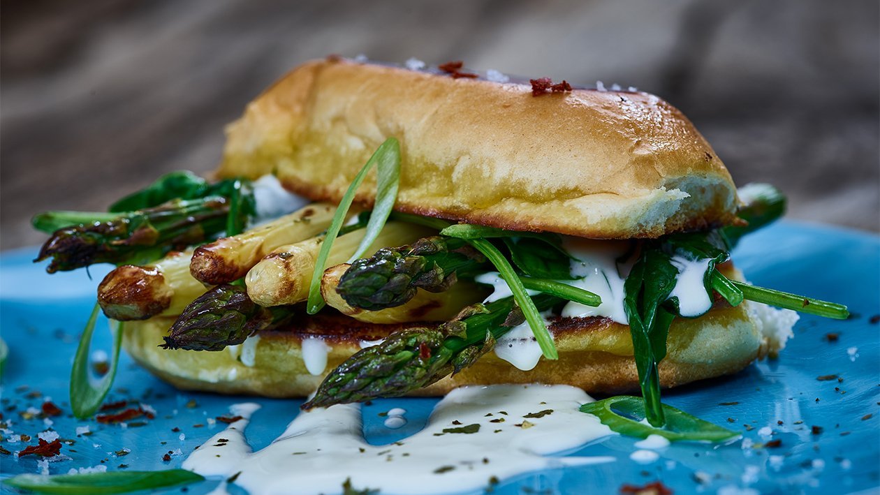 Spargelburger im Kartoffelbrötchen mit Rahmspinat Spargelburger im Kartoffelbrötchen mit Rahmspinat