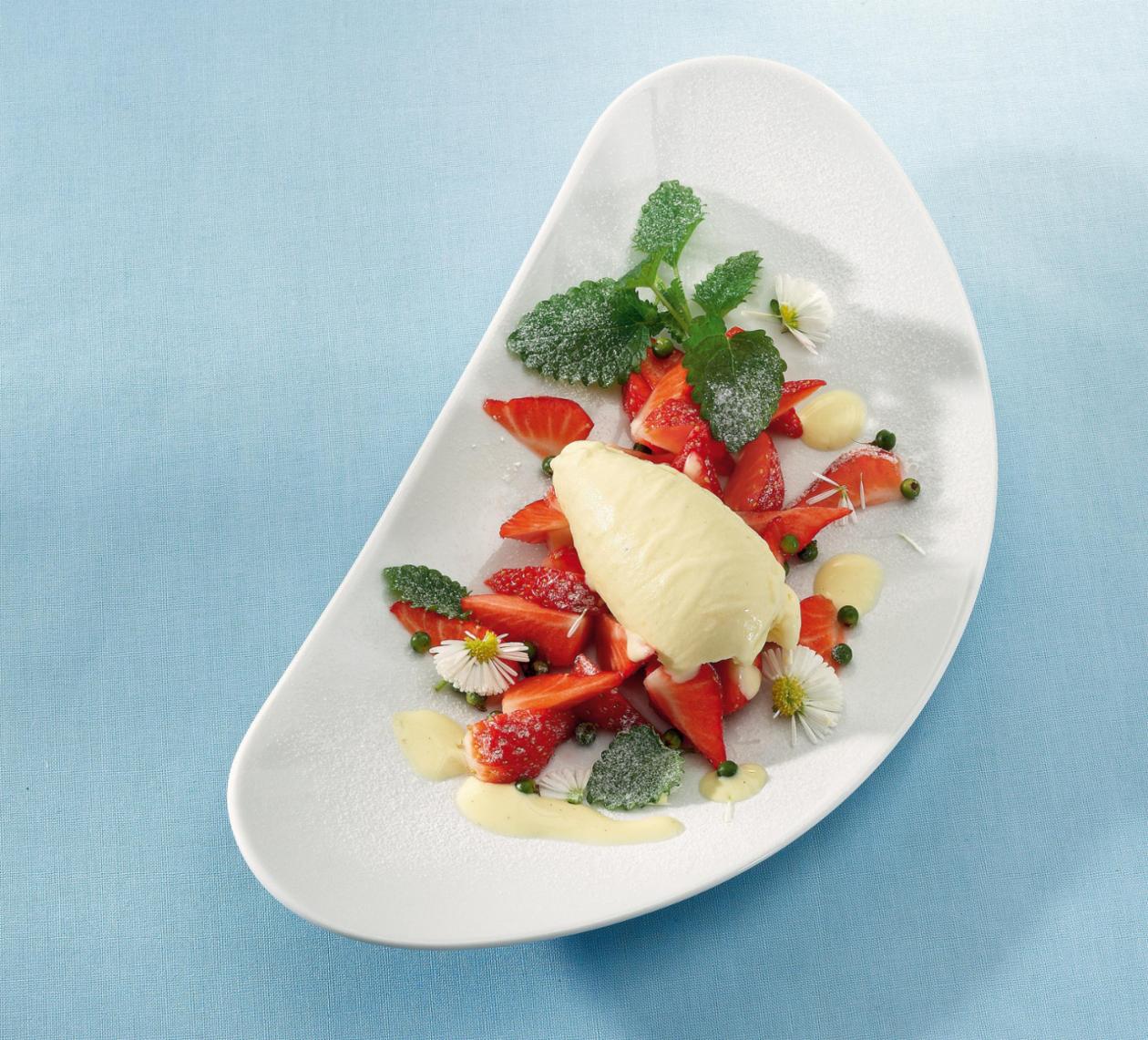 Spargeleis auf Pfeffererdbeeren und Vanillesauce Spargeleis auf Pfeffererdbeeren und Vanillesauce