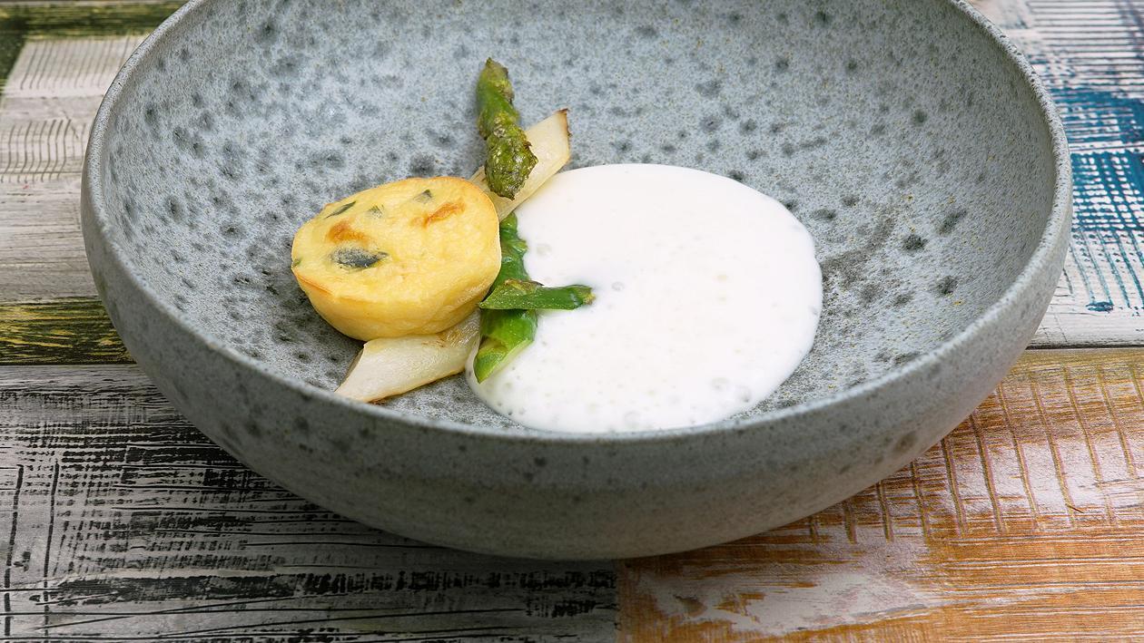 Spargelküchlein mit Samtsuppe vom Spargel Spargelküchlein mit Samtsuppe vom Spargel