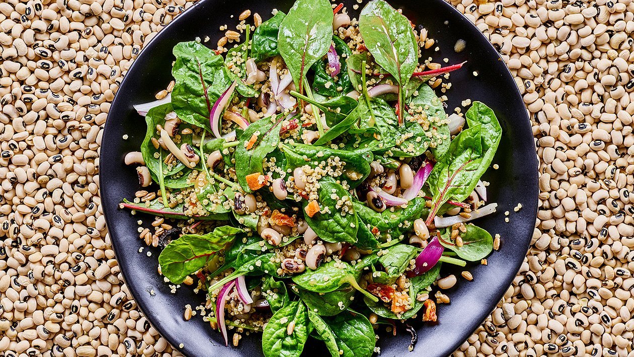 Spinat Augenbohnensalat mit Thain-Sojadressing gerösteter Karmuth Spinat Augenbohnensalat mit Thain-Sojadressing gerösteter Karmuth
