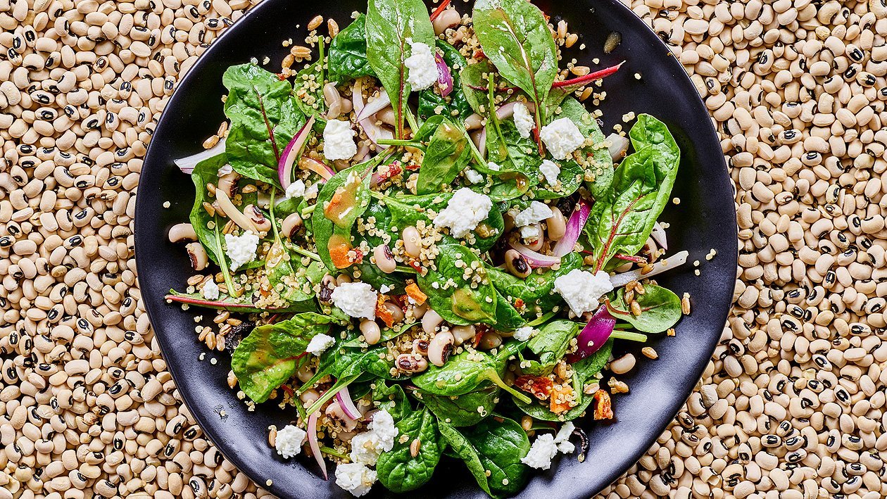 Spinat Augenbohnensalat mit Thain-Sojadressing gerösteter Karmuth und Feta Käse Spinat Augenbohnensalat mit Thain-Sojadressing gerösteter Karmuth und Feta Käse