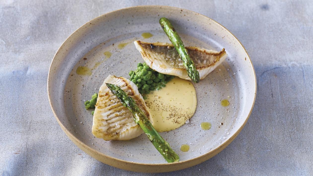 Steinbutt mit Carbonara-Mousse, Erbsen, gegrilltem Spargel und Nussöl Steinbutt mit Carbonara-Mousse, Erbsen, gegrilltem Spargel und Nussöl