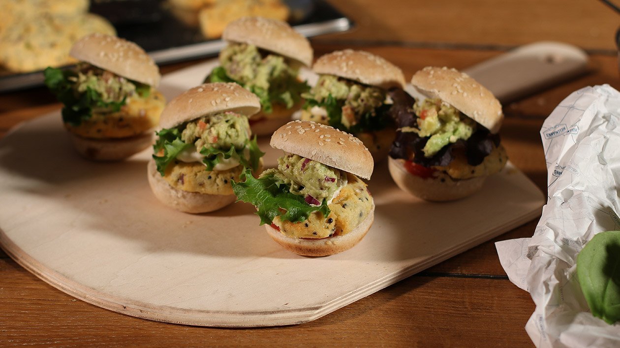 Südamerikanischer Burger mit Maisküchlein Südamerikanischer Burger mit Maisküchlein