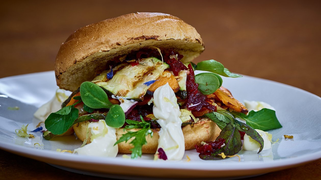 Süßkartoffel-Zucchini-Burger mit Rote Beete-Relish Süßkartoffel-Zucchini-Burger mit Rote Beete-Relish
