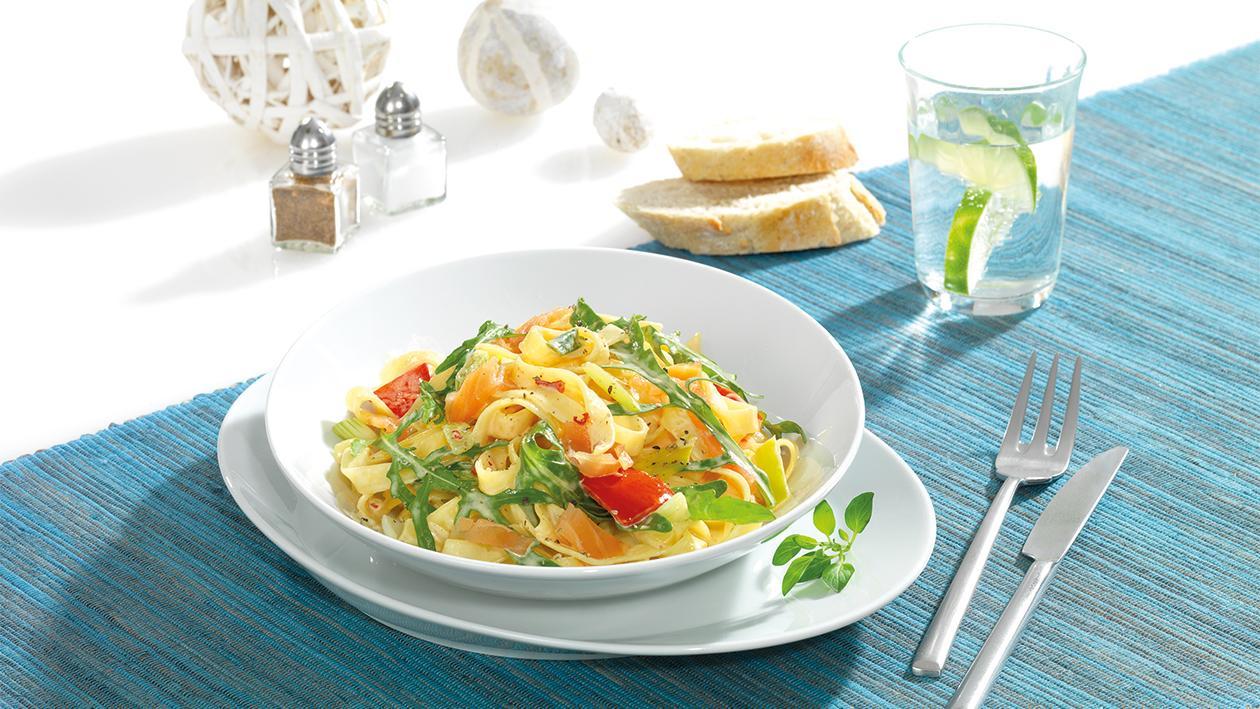 Sunshine Chili Tagliatelle mit Räucherlachs und Rucola Sunshine Chili Tagliatelle mit Räucherlachs und Rucola