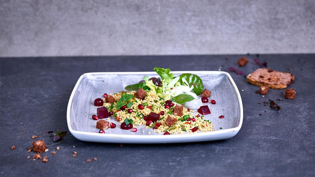 Taboulé mit Granatapfel Kräutersalat und geröstetes Apfelbrot Taboulé mit Granatapfel Kräutersalat und geröstetes Apfelbrot