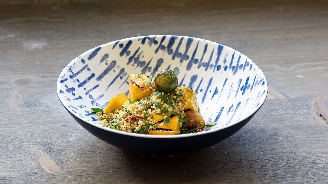 Taboulé Salat mit gebratenen Kürbis und geschmorten Rosenkohl Taboulé Salat mit gebratenen Kürbis und geschmorten Rosenkohl
