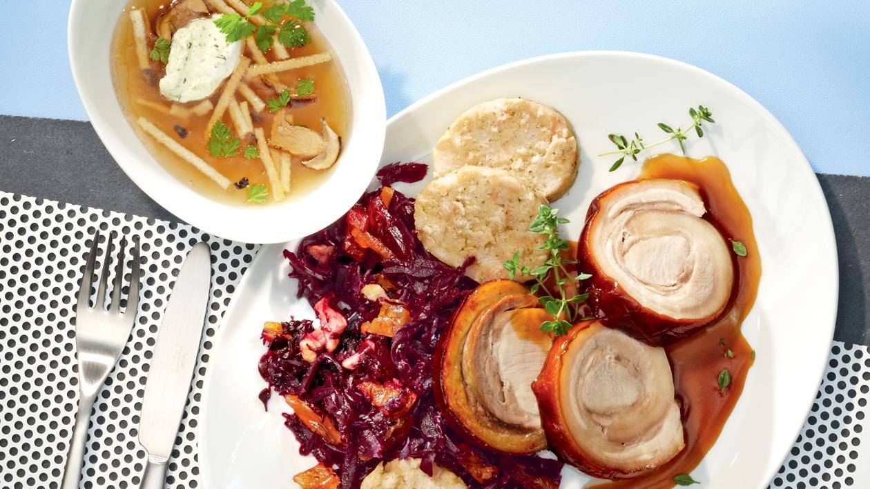 Tannenhonig-glacierter Spanferkelrücken mit Zitronenthymian-Sauce auf Koriander-Rotkohl mit Dörrobst und Serviettenknödel Tannenhonig-glacierter Spanferkelrücken mit Zitronenthymian-Sauce auf Koriander-Rotkohl mit Dörrobst und Serviettenknödel