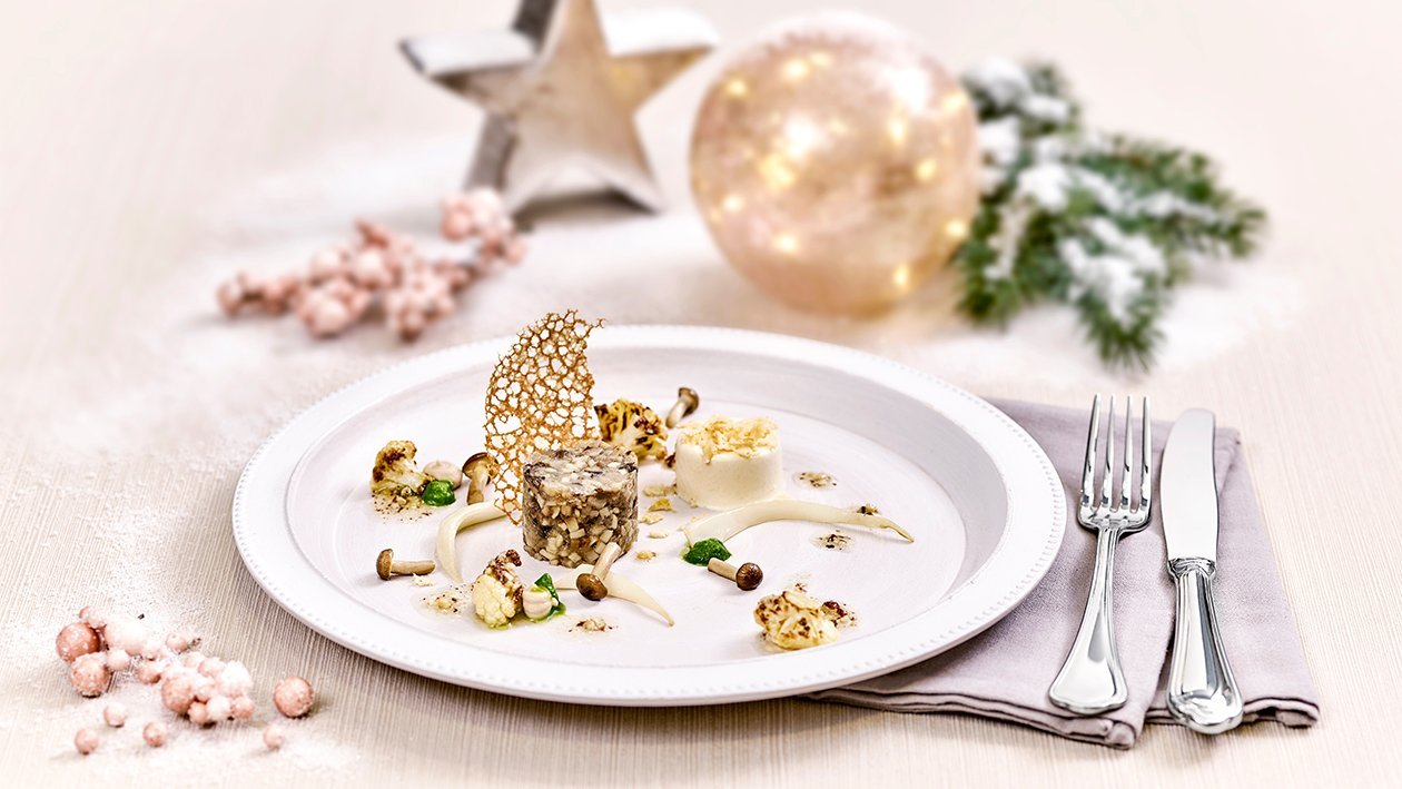 Tartar von heimischen Pilzen mit geröstetem Blumenkohlsalat, Parmesan Panna Cotta und einer Kaffee-Haselnuss-Zitronen-Vinaigrette Tartar von heimischen Pilzen mit geröstetem Blumenkohlsalat, Parmesan Panna Cotta und einer Kaffee-Haselnuss-Zitronen-Vinaigrette