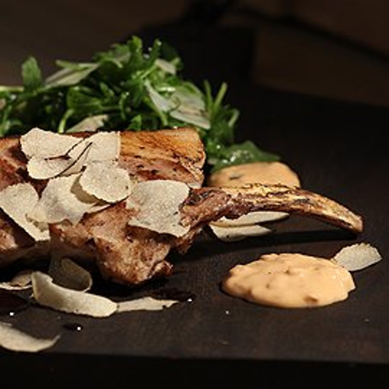 Tomahawk vom Schwäbisch Hällischen, gratiniert mit Choron Mayonnaise, Rucola Risotto und Trüffel Tomahawk vom Schwäbisch Hällischen, gratiniert mit Choron Mayonnaise, Rucola Risotto und Trüffel