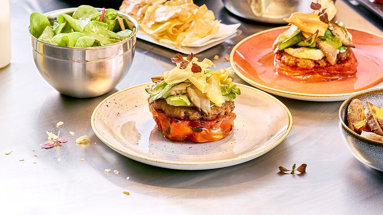 Tomaten Burger mit Pastinakencreme und Austernpilzen Tomaten Burger mit Pastinakencreme und Austernpilzen