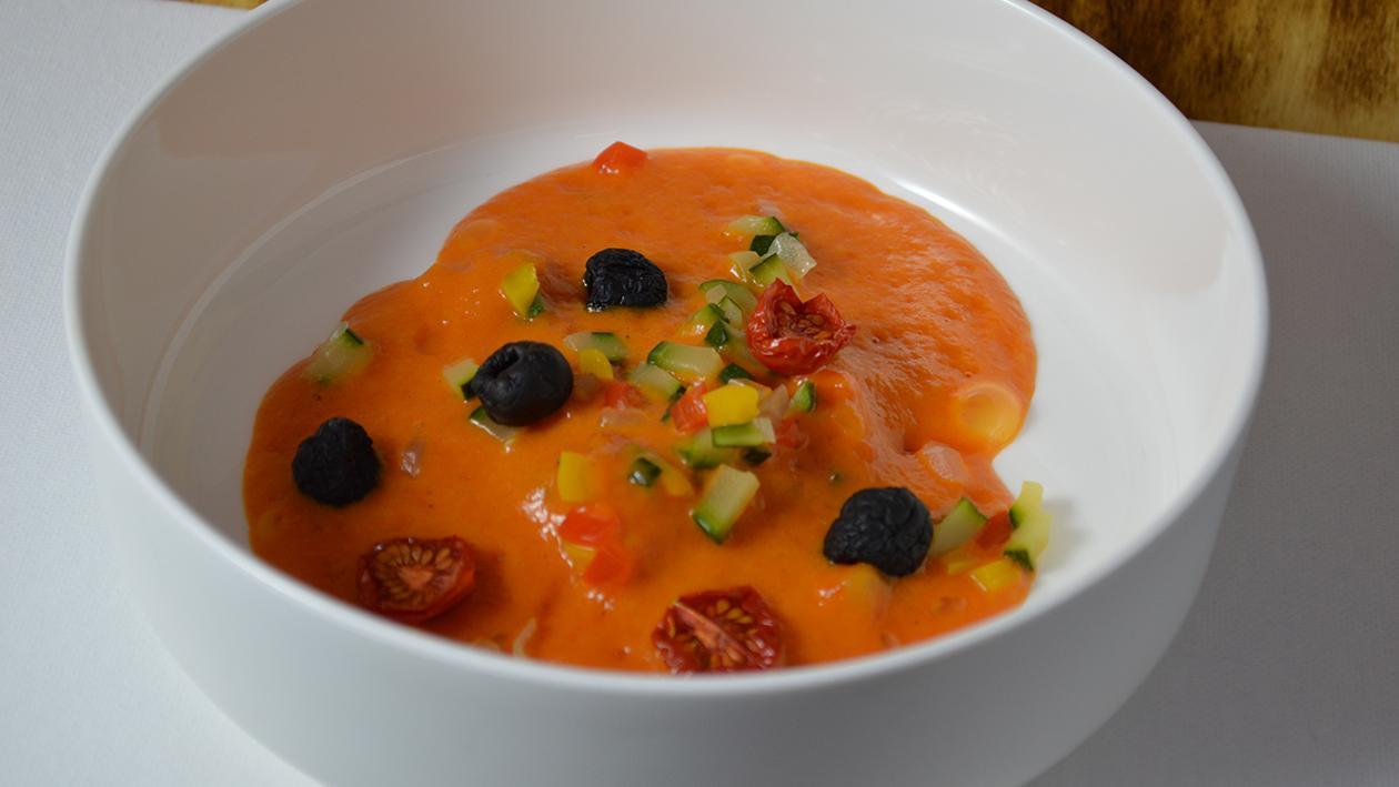 Tomatencremesuppe mit Ratatuoille und getrockneten Oliven Tomatencremesuppe mit Ratatuoille und getrockneten Oliven