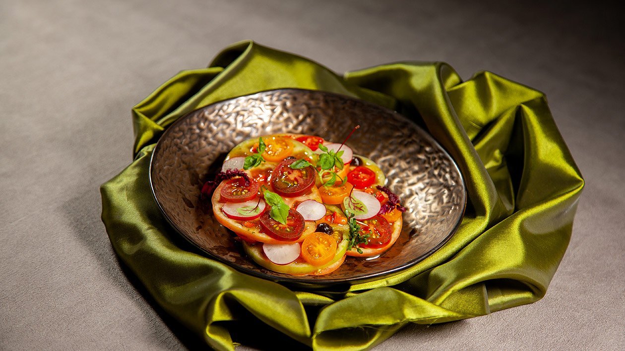 Tomatensalat mit Radieschen, Tapenade und Roter Paprika Dressing Tomatensalat mit Radieschen, Tapenade und Roter Paprika Dressing
