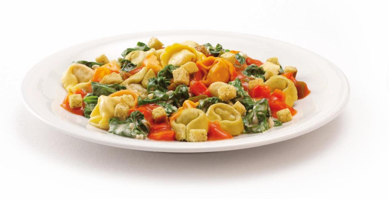 Tortelloni auf cremigem Blattspinat mit Tomatensauce Tortelloni auf cremigem Blattspinat mit Tomatensauce