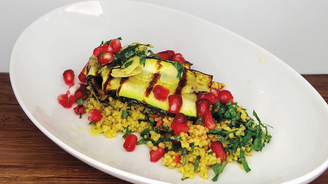 Trilogie von libanesischer Mezze, Gegrillte Zucchini auf Taboulé und Granatapfel, Teil 3 Trilogie von libanesischer Mezze, Gegrillte Zucchini auf Taboulé und Granatapfel, Teil 3