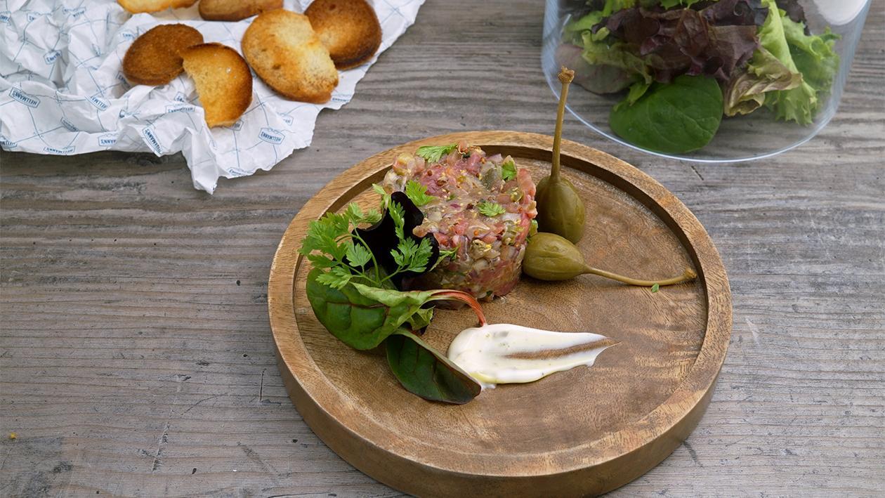 Tuna und Beef Tatar Trüffel-Mayonnaise Brot Chips Tuna und Beef Tatar Trüffel-Mayonnaise Brot Chips