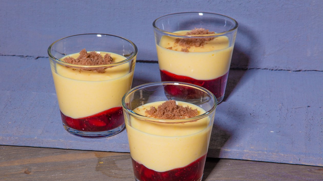 Vanille Creme mit Kirschen und Biskuitbrösel Vanille Creme mit Kirschen und Biskuitbrösel