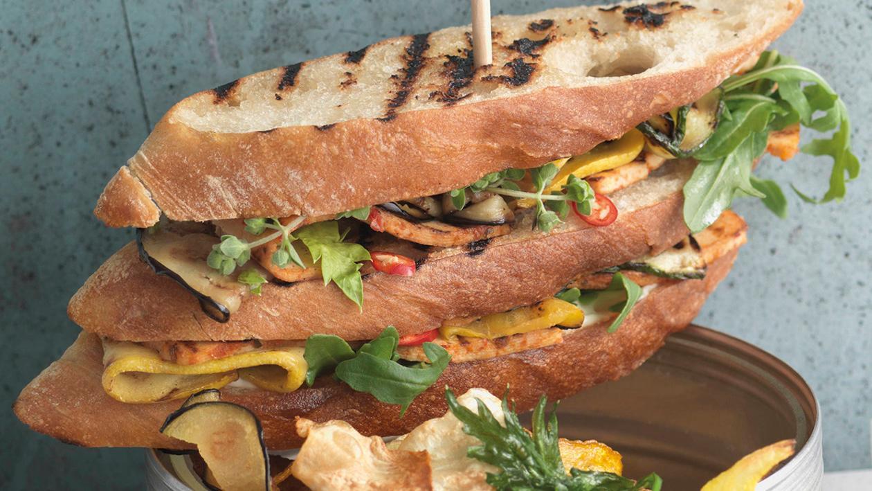Vegan Club-Sandwich (mit Chips) Vegan Club-Sandwich (mit Chips)