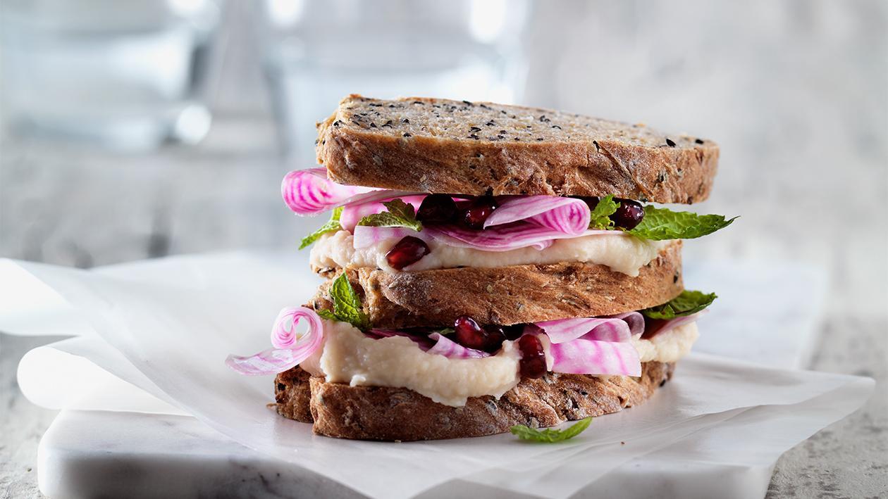 Veganes Sandwich mit Zwiebel-Chili-Brot Veganes Sandwich mit Zwiebel-Chili-Brot