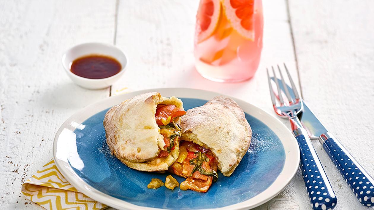 Vegetarische Kartoffel Calzone mit Tomatendip Vegetarische Kartoffel Calzone mit Tomatendip