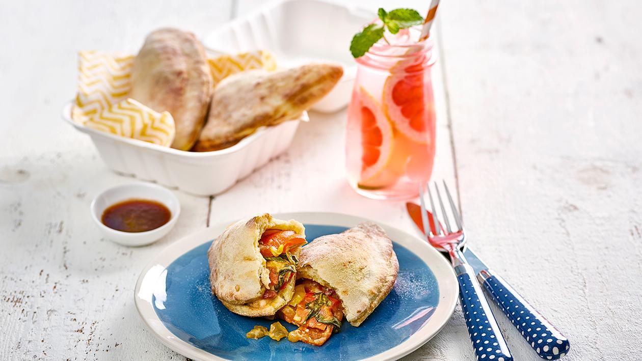 Vegetarische Kartoffel Calzone mit Tomatendip To Go Vegetarische Kartoffel Calzone mit Tomatendip To Go