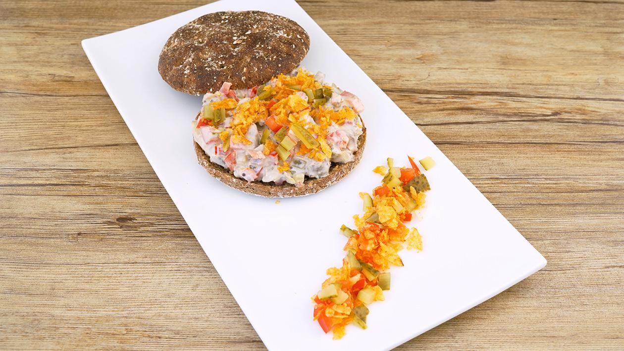 Vollkorn-Brot mit gebratenem Rindfleich, Gewürzgurke, Paprika und Kartoffel-Chips Vollkorn-Brot mit gebratenem Rindfleich, Gewürzgurke, Paprika und Kartoffel-Chips
