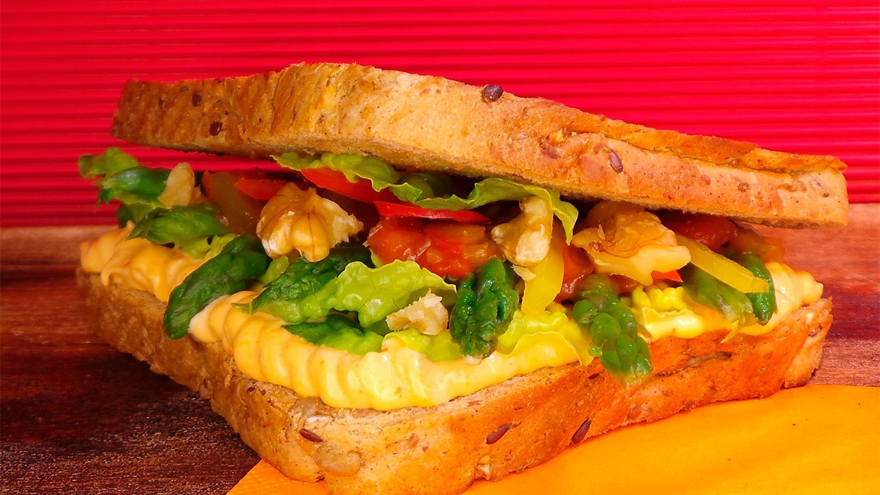 Vollkornsandwich mit grünem Spargel und Paprikamayonnaise Vollkornsandwich mit grünem Spargel und Paprikamayonnaise