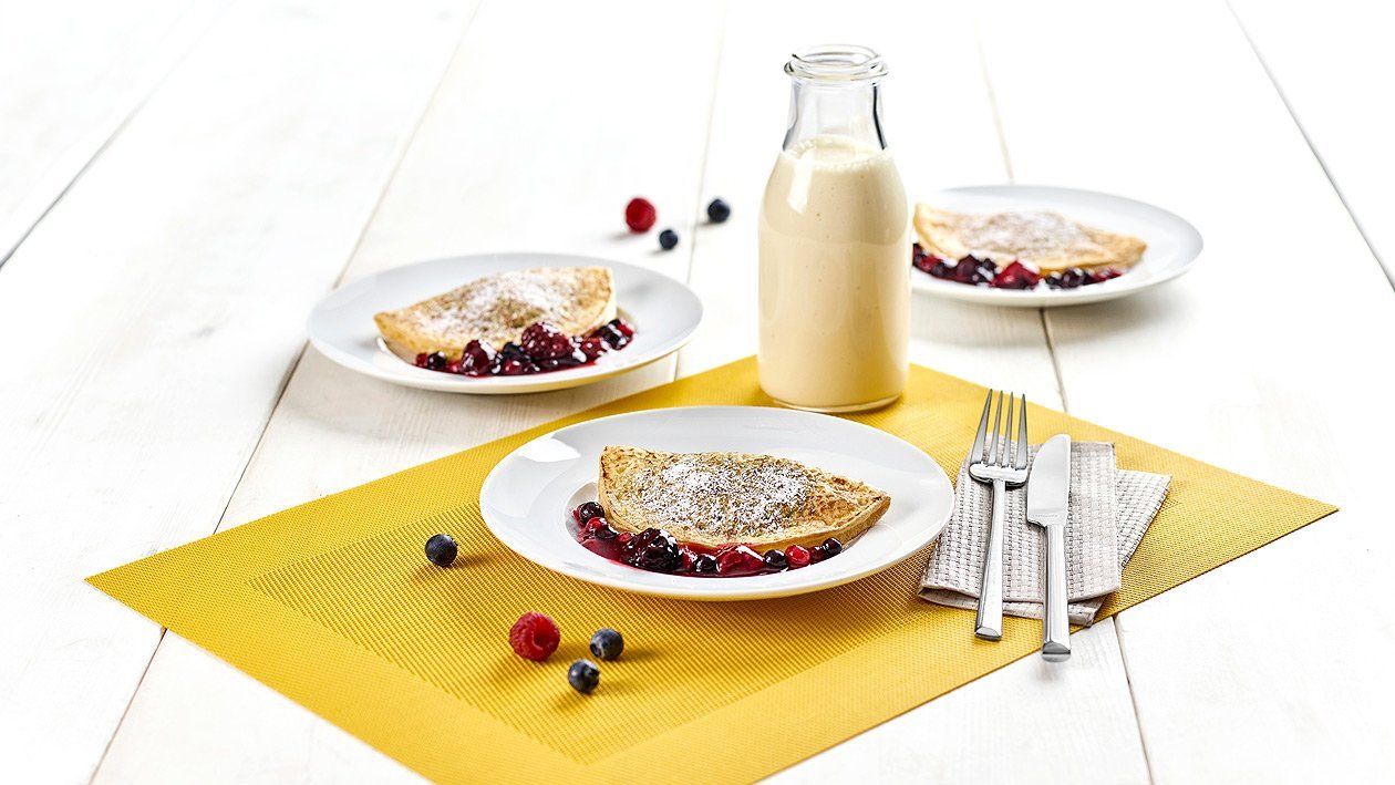 Waldbeer Eierkuchen mit Waldbeerkompott Waldbeer Eierkuchen mit Waldbeerkompott