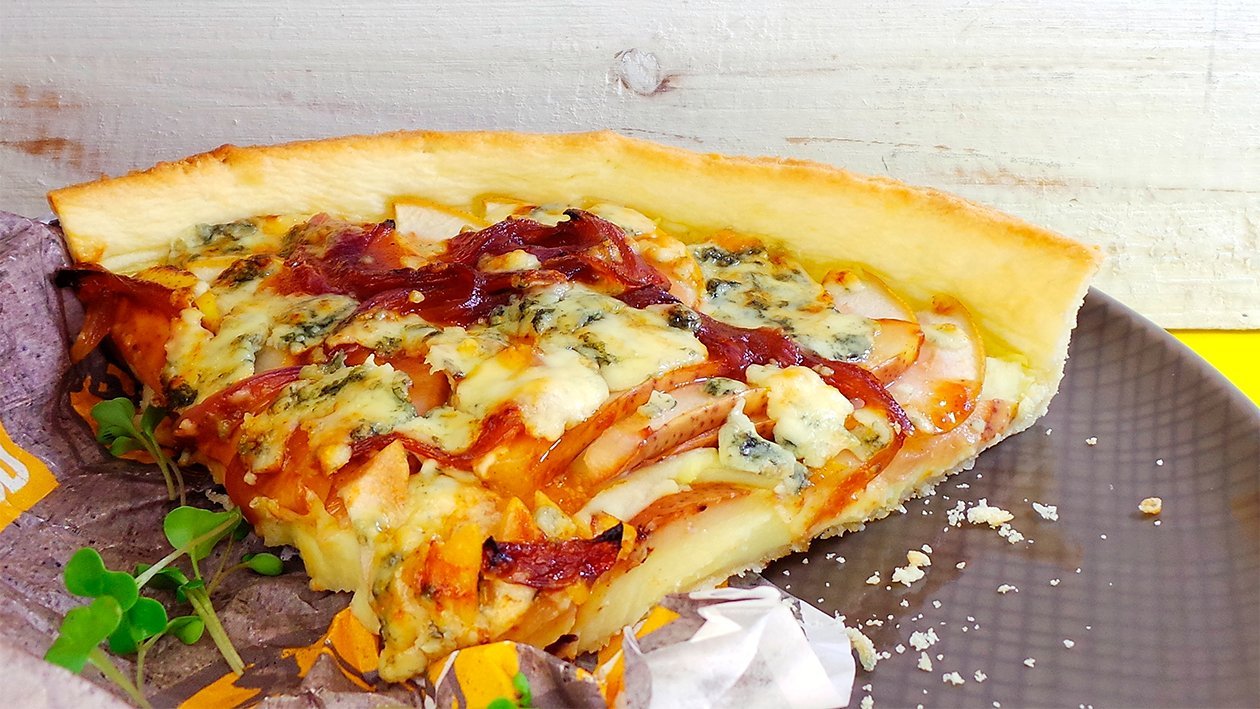 Warme Blauschimmel-Birnentarte mit karamellisierten Zwiebeln Warme Blauschimmel-Birnentarte mit karamellisierten Zwiebeln