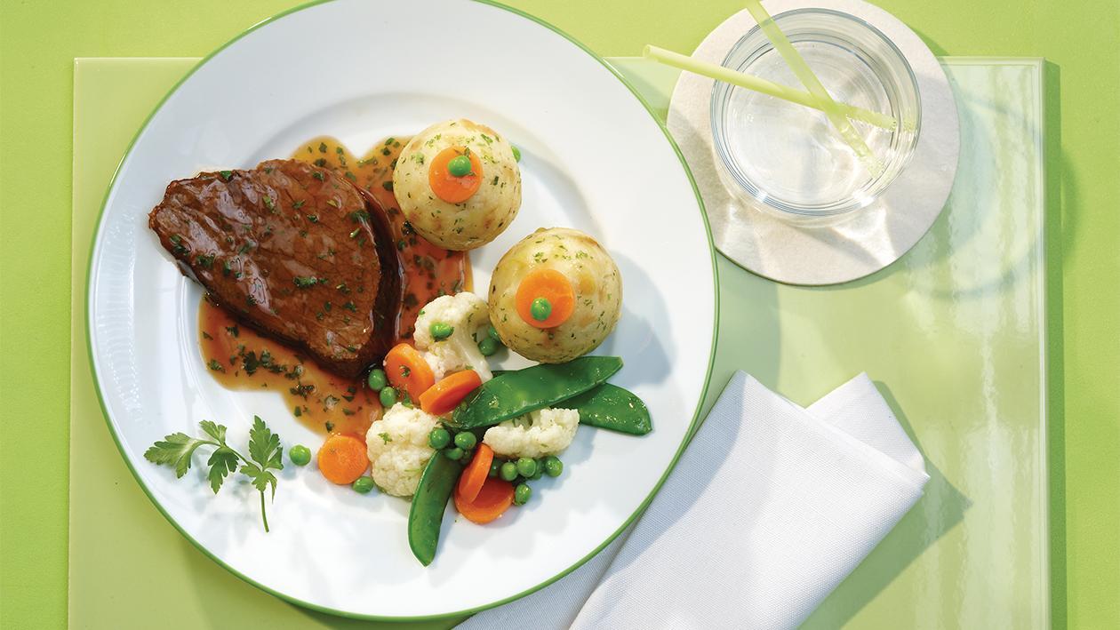 Weideochsenbraten in mediterraner Sauce mit Semmelknödel und Gartengemüse Weideochsenbraten in mediterraner Sauce mit Semmelknödel und Gartengemüse