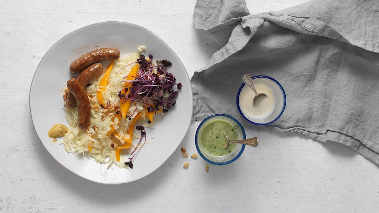 Weißkohl-Mango-Salat mit Schweinsbratwurst Weißkohl-Mango-Salat mit Schweinsbratwurst