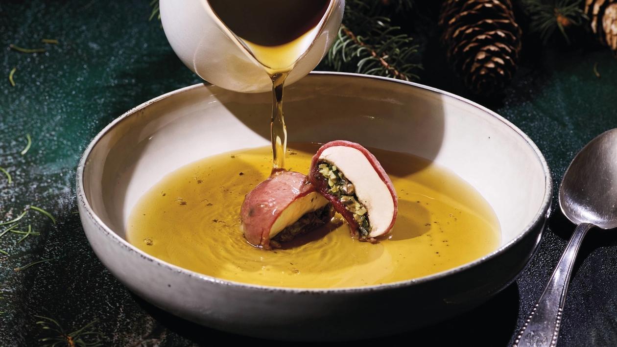 Wild Consommé mit Champignon Hirschravioli Wild Consommé mit Champignon Hirschravioli