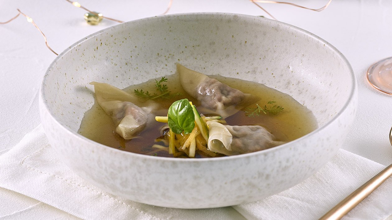 Wild Consommé mit gefüllten Wan Tan Wild Consommé mit gefüllten Wan Tan