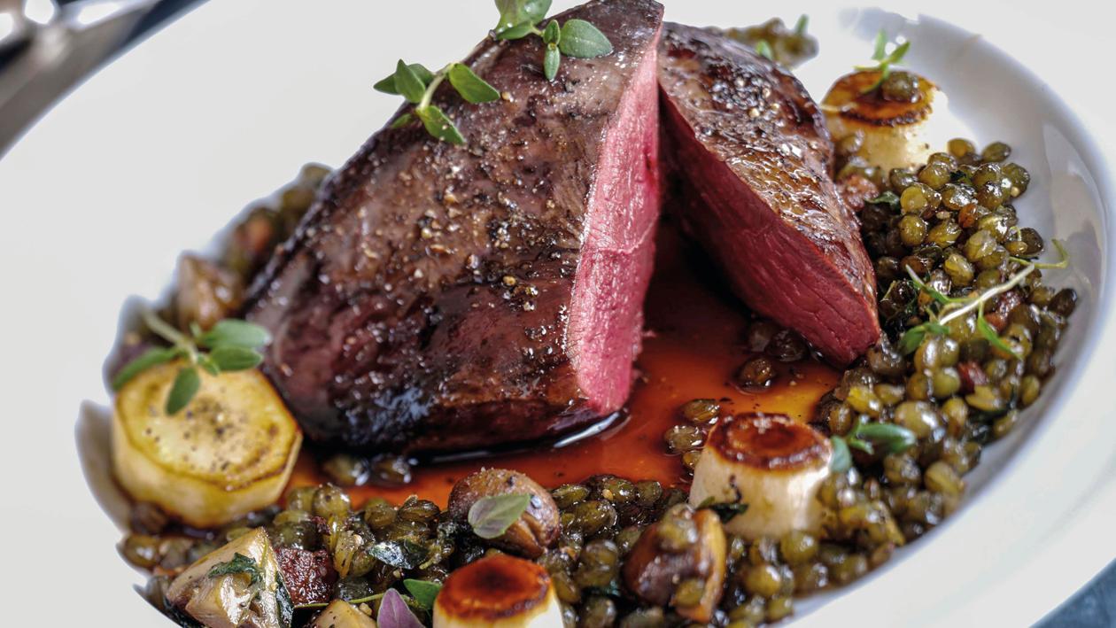 Wildente mit aromatischer Orangensauce auf Linsen-Lauchgemüse Wildente mit aromatischer Orangensauce auf Linsen-Lauchgemüse