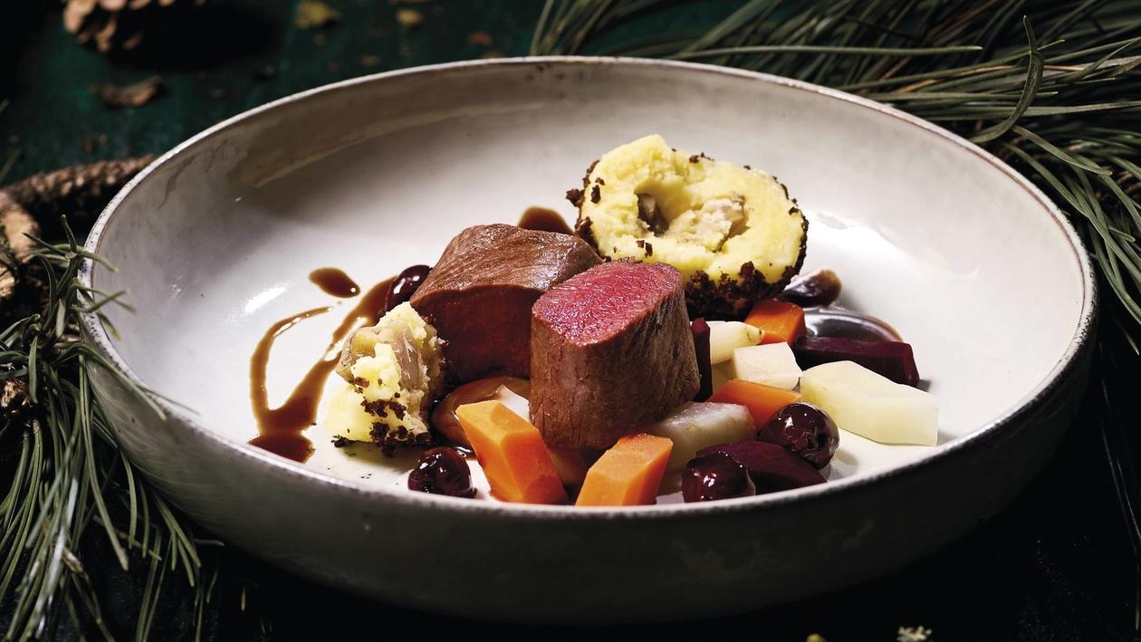 Wildhase, Wurzelgemüse, Kirschen, Kartoffeln, Maroni, Pumpernickel, Rotwein Wildhase, Wurzelgemüse, Kirschen, Kartoffeln, Maroni, Pumpernickel, Rotwein