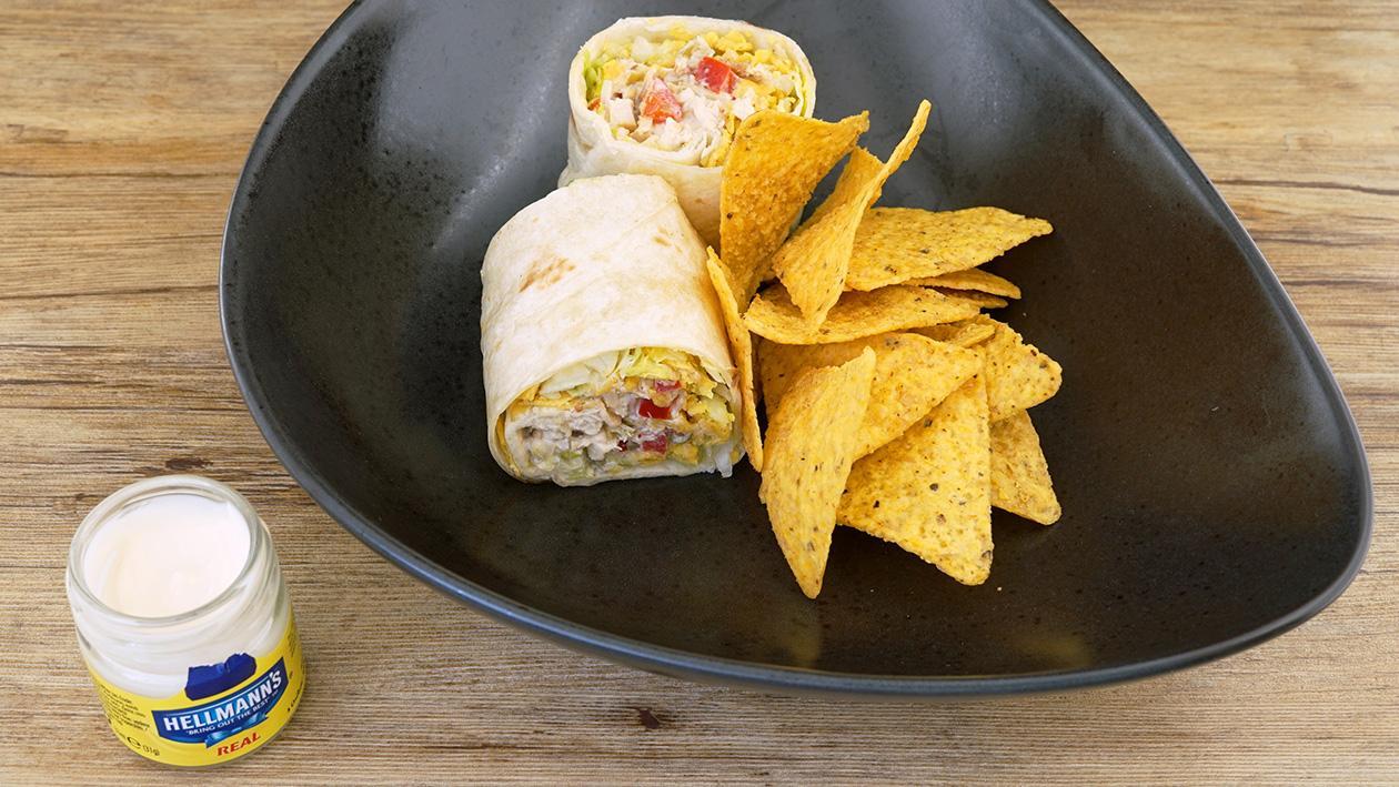 Wrap, gefüllt mit gebratener Hähnchenbrust, Peperoni, Paprika und Bacon Wrap, gefüllt mit gebratener Hähnchenbrust, Peperoni, Paprika und Bacon