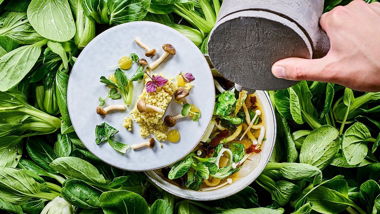 Würzige Miso-Algensuppe mit Udon-Nudeln Würzige Miso-Algensuppe mit Udon-Nudeln