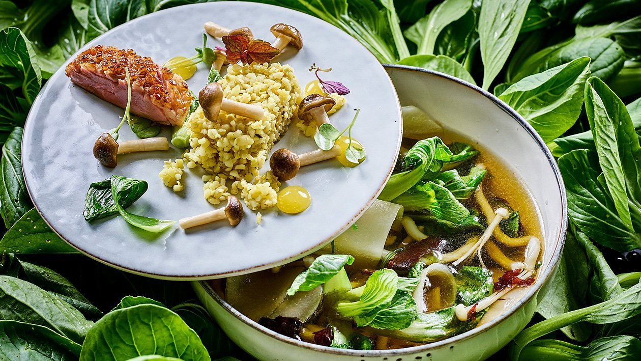 Würzige Miso-Algensuppe mit Udon-Nudeln Würzige Miso-Algensuppe mit Udon-Nudeln