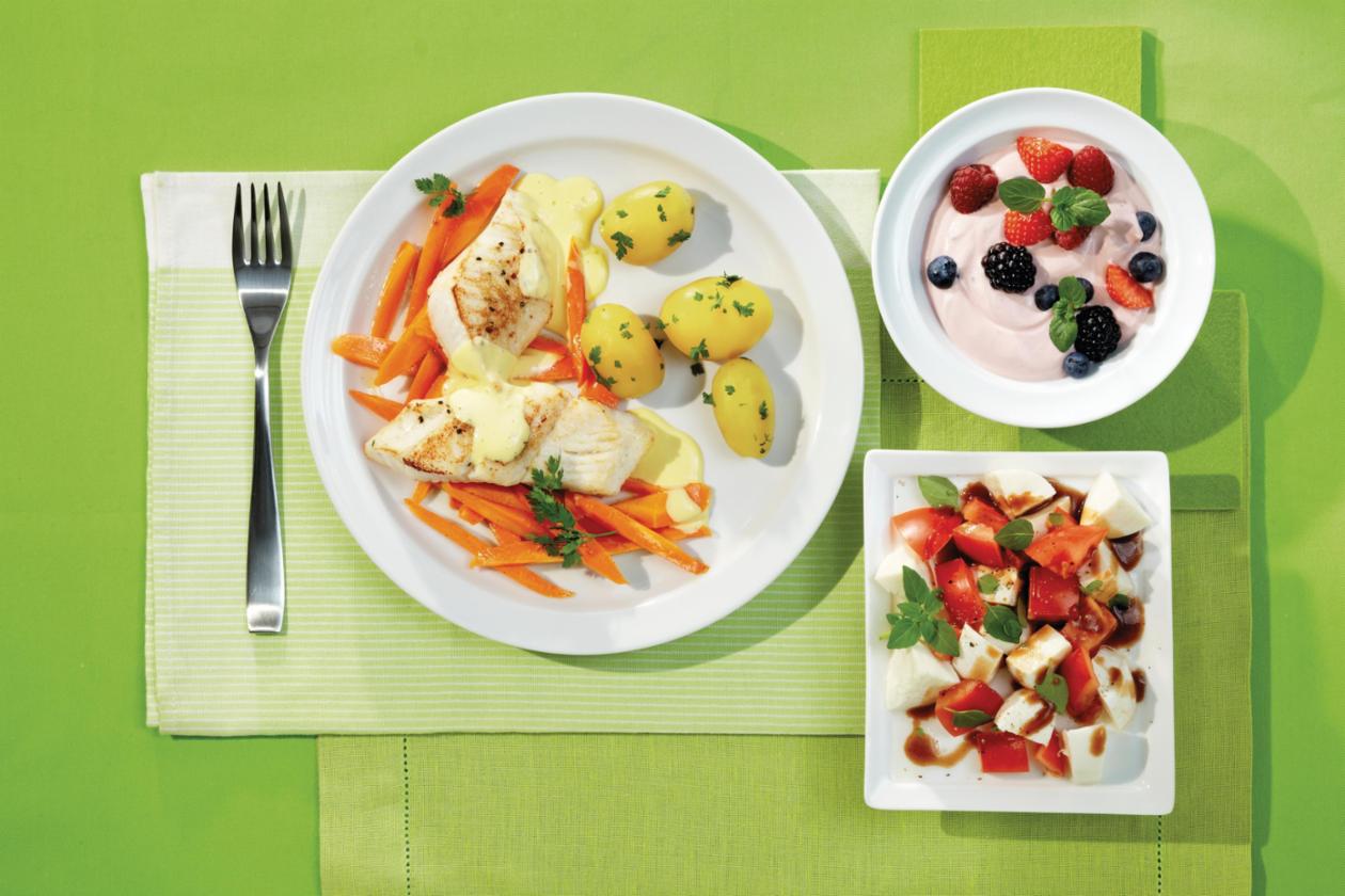 Zanderfilet auf Vanille-Honig-Karotten, Zitronen-Hollandaise und neue Kartoffeln Zanderfilet auf Vanille-Honig-Karotten, Zitronen-Hollandaise und neue Kartoffeln
