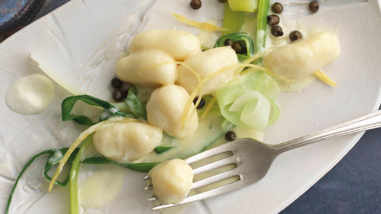 Zitronen-Gnocchi mit Lauchstreifen und grünem Pfeffer Zitronen-Gnocchi mit Lauchstreifen und grünem Pfeffer