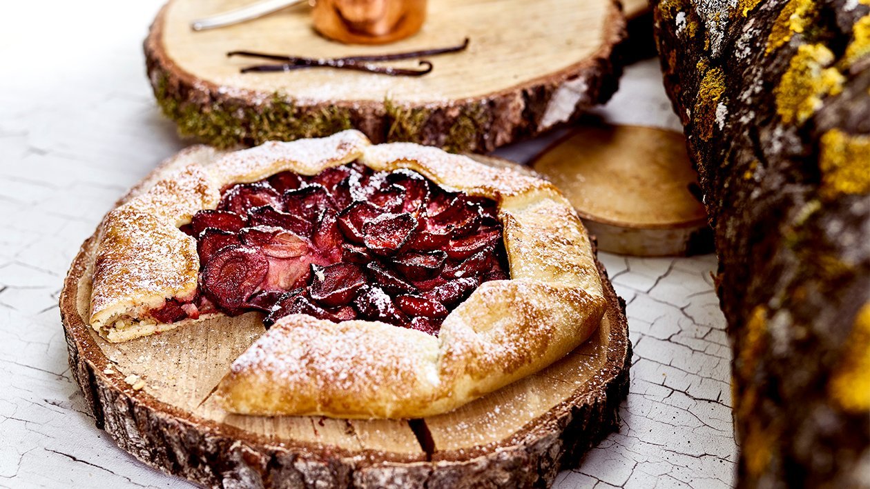 Zwetschgen-Galette mit Marzipan-Vanillecreme und kandierten Mandeln Zwetschgen-Galette mit Marzipan-Vanillecreme und kandierten Mandeln