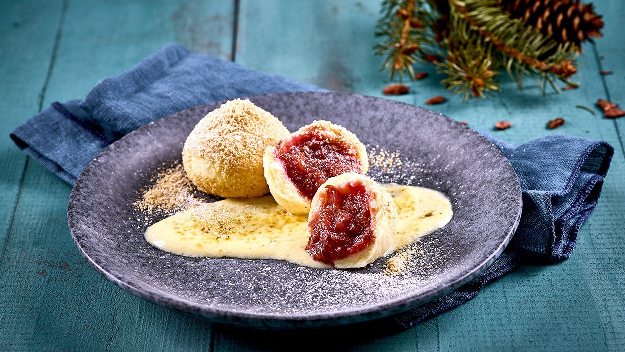 Zwetschgenknödel in Spekulatiusbrösel auf gratinierter Weinschaumcreme Zwetschgenknödel in Spekulatiusbrösel auf gratinierter Weinschaumcreme