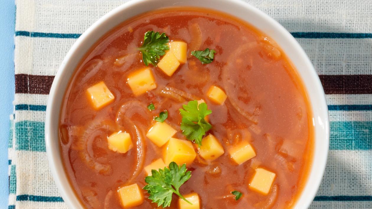 Zwiebelsuppe mit kleinen Käsewürfeln Zwiebelsuppe mit kleinen Käsewürfeln