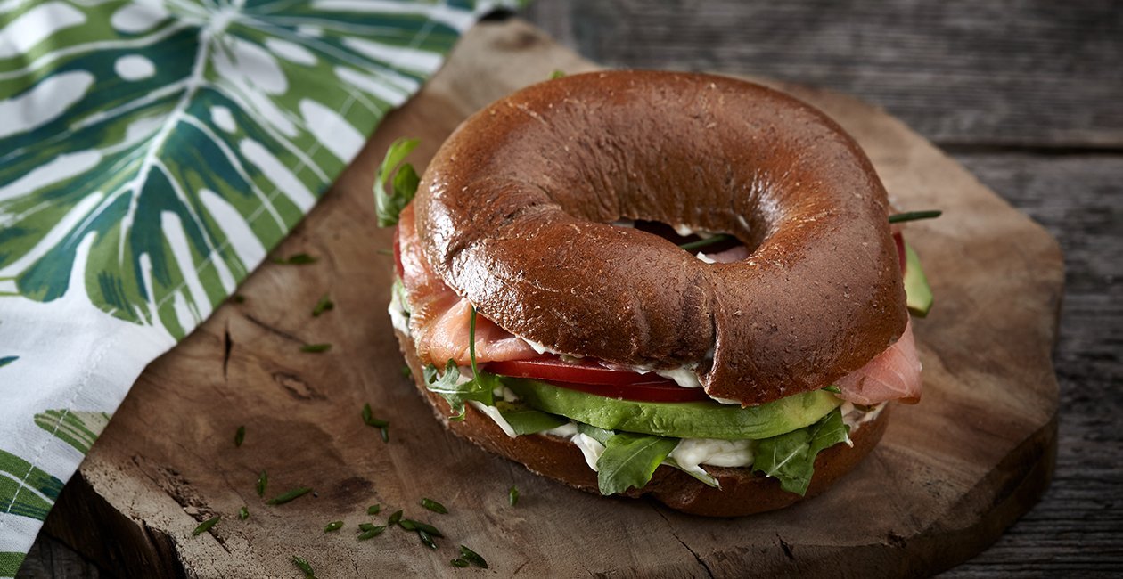 Bagel με Αβοκάντο και Σολομό Bagel με Αβοκάντο και Σολομό