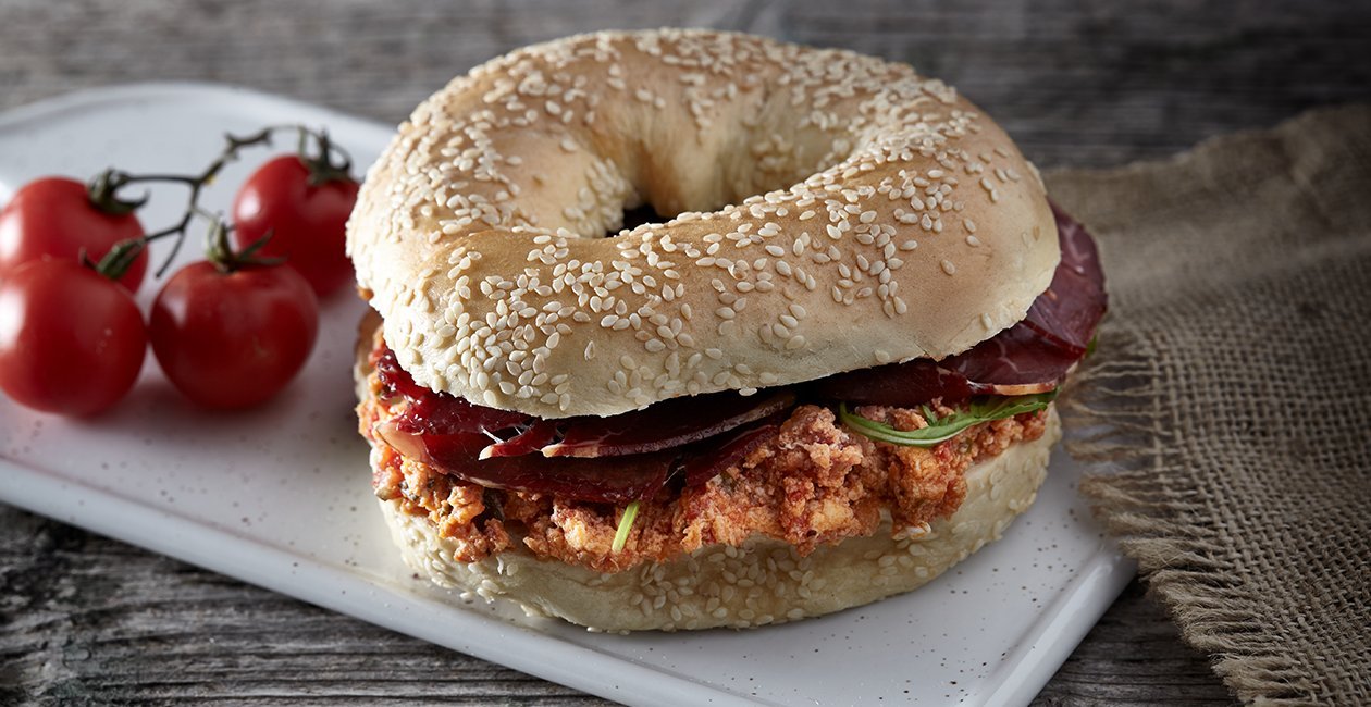 Bagel με Καγιανά & Παστράμι Δράμας Bagel με Καγιανά & Παστράμι Δράμας