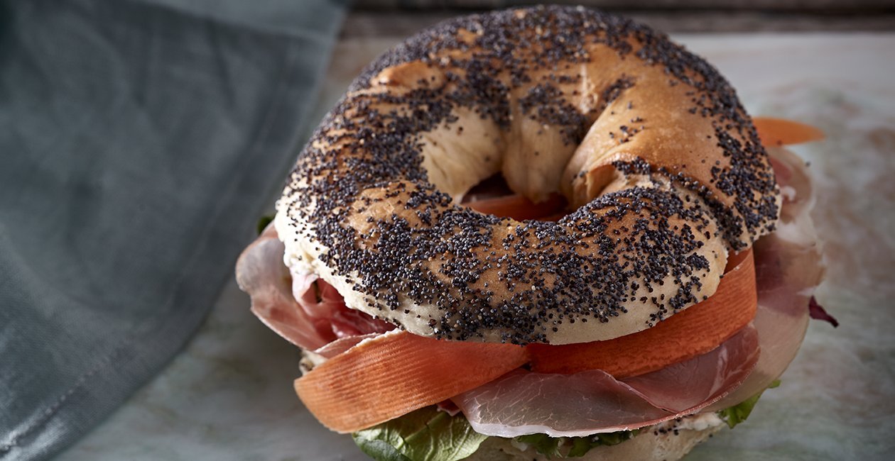 Bagel με Προσούτο Ευρυτανίας, Μανούρι και Dressing Βασιλικού Bagel με Προσούτο Ευρυτανίας, Μανούρι και Dressing Βασιλικού