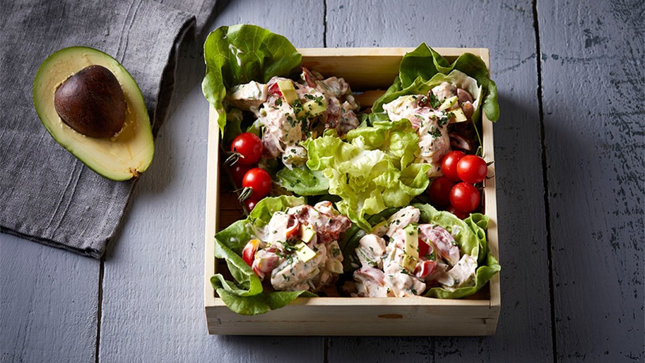 BLTA Κοτόπουλο σαλάτα σε φωλιά από μαρούλι BLTA Κοτόπουλο σαλάτα σε φωλιά από μαρούλι