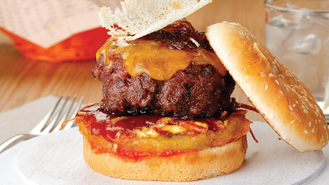 Burger Angus με παραδοσιακή σάλτσα BBQ με Hickory Burger Angus με παραδοσιακή σάλτσα BBQ με Hickory