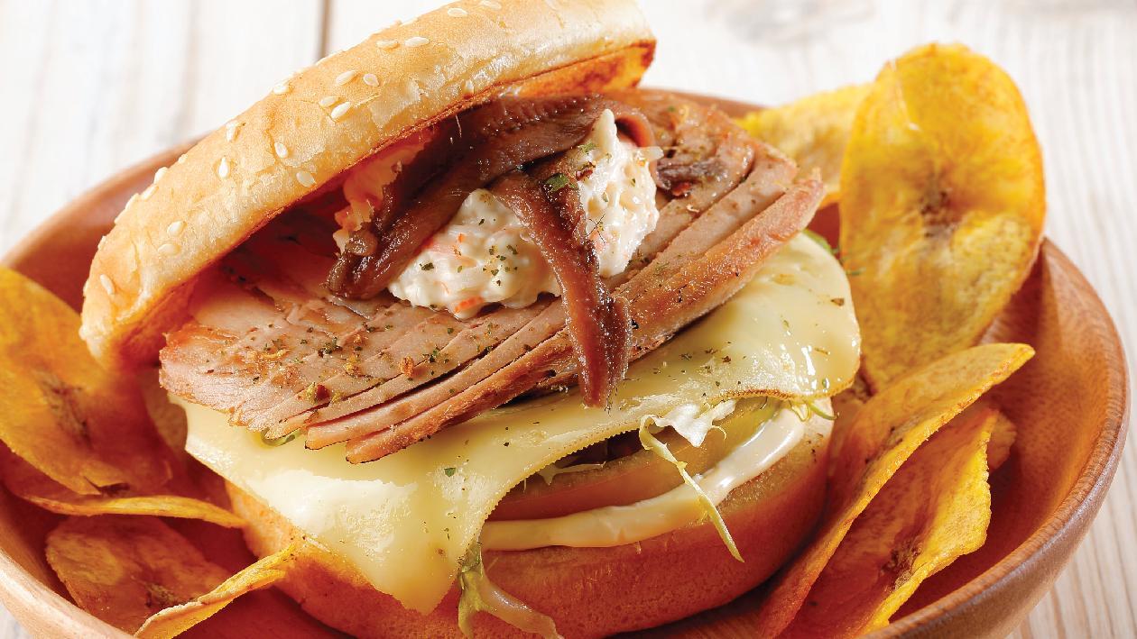 Burger με γευστικό Τόνο και σαλάτα καβουριού Burger με γευστικό Τόνο και σαλάτα καβουριού